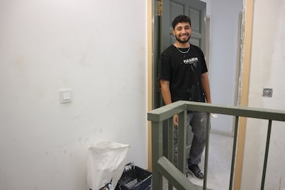 Hamza Hayyan, en la puerta de su futura casa en el centro histórico de Lleida. Él es uno de los jóvenes que ha formado parte del proyecto de masovería urbana que desarrolla la cooperativa Obrint Portes.