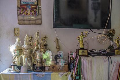 En casa de “Mane” Luis Manuel Díaz, el padre de Lucho, hay varios rincones con una mezcla de trofeos ganados por Luis como jugador y por el padre como técnico. Barrancas, 11 de abril de 2022.