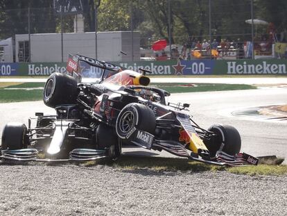 El Red Bull de Verstappen, por encima del Mercedes de Lewis Hamilton, hace un mes en Monza.