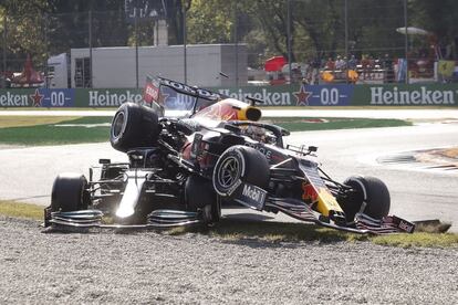 El Red Bull de Verstappen, por encima del Mercedes de Lewis Hamilton, hace un mes en Monza.