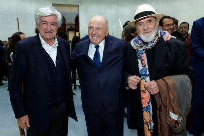 Giuseppe Penone, Francois Pinault y Michelangelo Pistoletto, durante la inauguración de la muestra en la Bolsa de Comercio de París, a mediados de octubre.