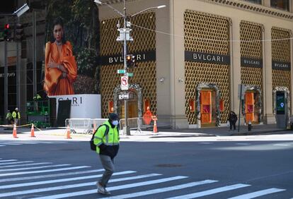 Un obrero de la construcción atraviesa la Quinta Avenida cubriéndose el rostro con mascarilla. Solo los trabajadores esenciales deberían salir de sus casas, según las recomendaciones de las autoridades de Nueva York.