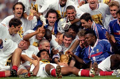 El equipo de Francia festeja luego de vencer a Brasil 3-0 en la final del mundial de 1998, en Paris.