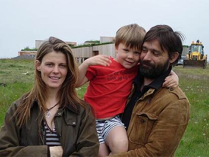 El actor y director islandés Baltasar Kormakur, con su esposa, Lilja Palmadottir, y uno de sus hijos.