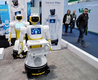 Los robots Sanbot Max se muestran en el stand de Qihan durante el CES 2018 en el Las Vegas, Nevada (EE UU), el 11 de enero de 2018.