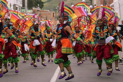 Un grupo de integrantes del colectivo coreográfico "Indoamericanto" realizan su presentación, durante un desfile por una de las calles de la ciudad de Pasto, capital del departamento de Nariño (Colombia).