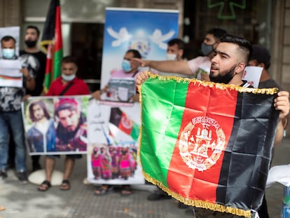Residentes afganos se manifiestan ante la oficina de la Comisión Europea en Barcelona, el 11 de agosto.
