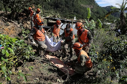 Soldados de Guatemala recuperan cadáveres en un pueblo de Queja tras el paso de la tormenta Eta.