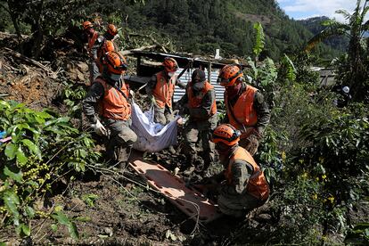 Soldados de Guatemala recuperan cadáveres en un pueblo de Queja tras el paso de la tormenta Eta.