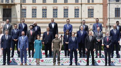 Volodímir Zelenski, en el centro de la foto de familia de la cumbre europea celebrada en Moldavia.