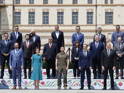 Volodímir Zelenski, en el centro de la foto de familia de la cumbre europea celebrada en Moldavia.