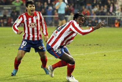 Ibrahima festeja con Agüero la consecución de un gol.