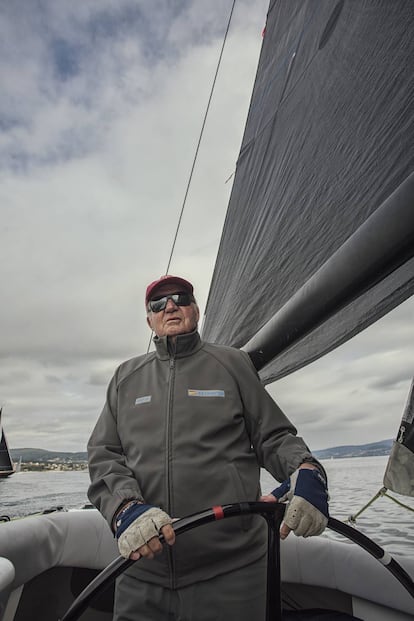 Juan Carlos I, a la rueda del nuevo 'Bribón', un velero de la clase 6mR, poco antes de la salida de la última regata del circuito nacional 2017 de la categoría en Sanxenxo (Galicia).