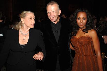 Te rodearás de los grandes de la moda
	

	Jean Paul Gaultier fue uno de sus amigos y diseñadores predilectos. En la imagen, Lauren posa junto a él y a Kerry Washington en 2007.