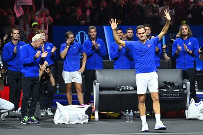 Entre sus compañeros que le aplauden se encuentran Bjorn Borg, Andy Murray, Thomas Enqvist, Novak Djokovic, Alexander Zverev, Dominic Thiem, Fabio Fognini, y Stefanos Tsitsipas.