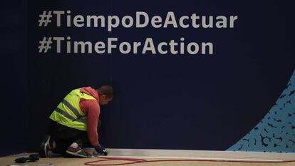 Un operario trabaja en el el montaje de la cumbre.