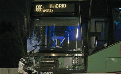 Estado en el que ha quedado el autobús que ha arrollado al coche en el que han fallecido dos mujeres.