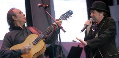 Serrat y Sabina, durante una actuación en el estadio de Boca