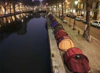 La asociación Hijos de Don Quijote ha instalado más de 200 tiendas de campaña en el borde del canal Saint Martin, en el corazón de París, para protestar por la situación que viven.