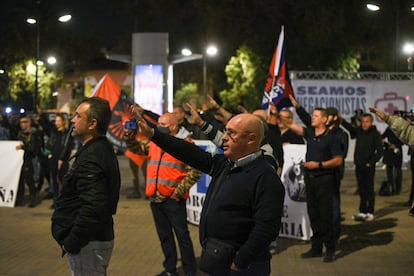 Un grupo de personas en la manifestación convocada por ‘España 2000’, el sábado en Valencia.