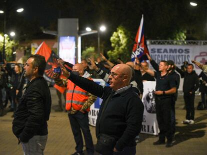 Un grupo de personas en la manifestación convocada por ‘España 2000’, el sábado en Valencia.