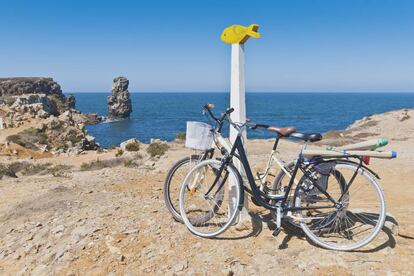 Dos bicicletas frente a la costa en la península de Peniche, en Portugal.