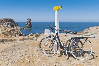 Dos bicicletas frente a la costa en la pen&iacute;nsula de Peniche, en Portugal. 