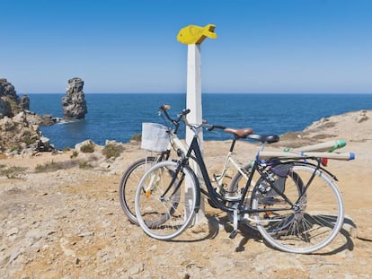 Dos bicicletas frente a la costa en la pen&iacute;nsula de Peniche, en Portugal. 