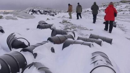 Barris de combustível abandonados em uma antiga base antártica