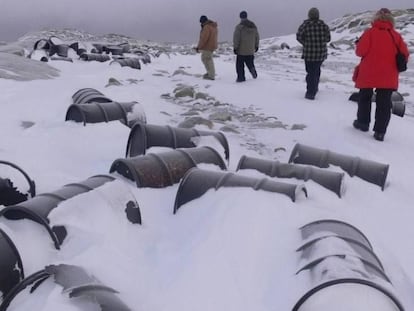 Barris de combustível abandonados em uma antiga base antártica