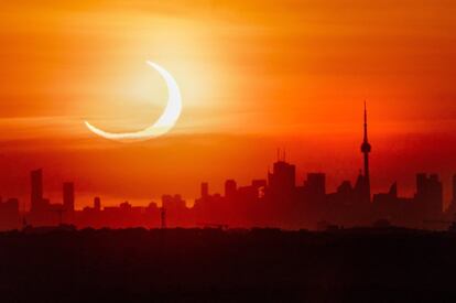 Vista del eclipse solar sobre el 'skyline' de Toronto, Canadá.