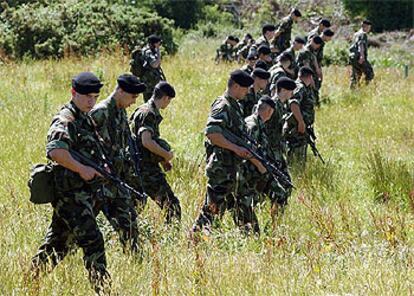 Militares irlandeses rastreaban ayer las cercanías del aeropuerto Shannon, adonde anoche llegó Bush.