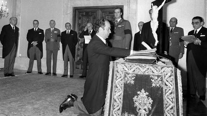 El exvicepresidente para Asuntos Exteriores y Hacienda, Juan Miguel Villar Mir, jurando su cargo en presencia del Rey Juan Carlos en el primer gobierno de transición presidido por Carlos Arias Navarro en 1975.