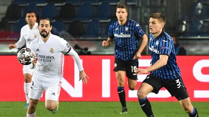 Isco y Maehle, en una acción del partido.