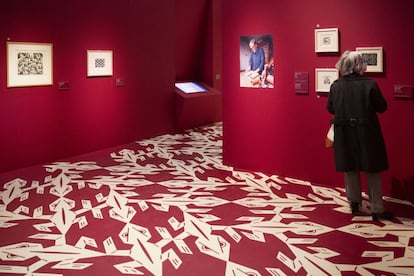 Instal·lació de l'exposició dedicada a Maurits Cornelis Escher a les Drassanes de Barcelona.