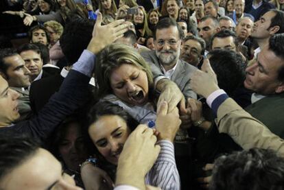 El líder del PP, Mariano Rajoy, a su llegada al mitin de Sevilla.