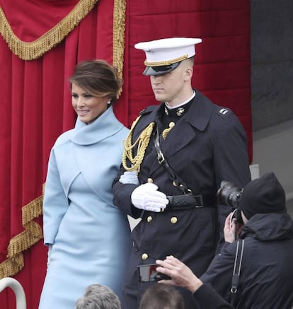 Melania Trump chega escoltada ao Capitólio.