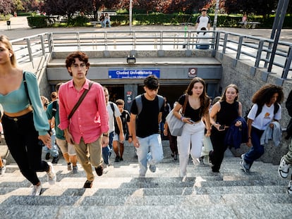 Estudiantes a la salida del metro Ciudad Universitaria de Madrid, el pasado septiembre.