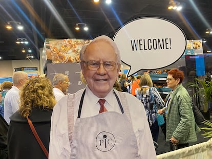 Un cartel con la imagen de Warren Buffett, en el bazar de la junta de accionistas de Warren Buffett.