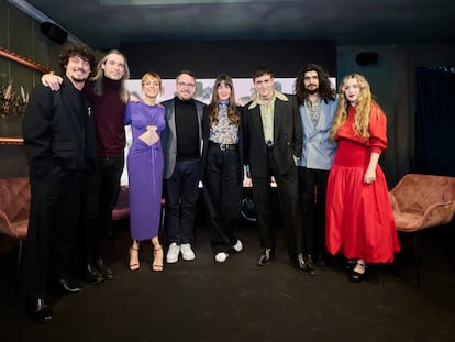 Todos los participantes en el documental 'Maestros del tiempo'. De izquierda a derecha, Jesús Carmona, Álvaro Tato, Maggie Civantos, Paco Morales, María Hesse, Palomo Spain, Israel Fernández y Sara Bueno,