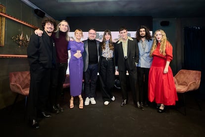 Todos los participantes en el documental 'Maestros del tiempo'. De izquierda a derecha, Jesús Carmona, Álvaro Tato, Maggie Civantos, Paco Morales, María Hesse, Palomo Spain, Israel Fernández y Sara Bueno,