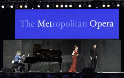 La soprano Erin Morley y el tenor Stephen Costello interpretando el aria de Gaetano Donizetti&#039;s &#039;Lucia di Lammermoor&#039; durante el SummerStage de 2012, en Central Park (Nueva York).