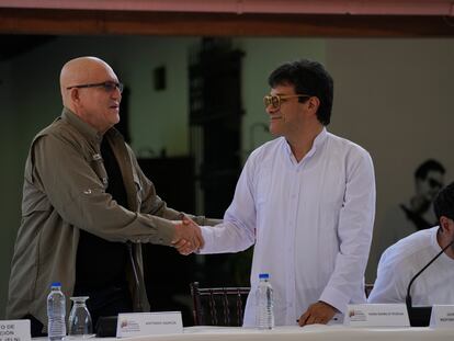 Antonio García, de la guerrilla colombiana Ejército de Liberación Nacional (ELN), le da la mano a Iván Danilo Rueda (derecha), Alto Comisionado para la Paz en representación del Gobierno colombiano.