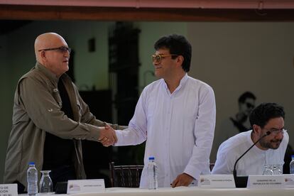 Antonio García, de la guerrilla colombiana Ejército de Liberación Nacional (ELN), le da la mano a Iván Danilo Rueda (derecha), Alto Comisionado para la Paz en representación del gobierno colombiano.