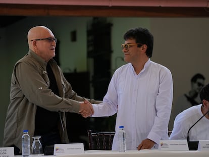 Antonio García, de la guerrilla colombiana Ejército de Liberación Nacional (ELN), le da la mano a Iván Danilo Rueda (derecha), Alto Comisionado para la Paz en representación del gobierno colombiano.