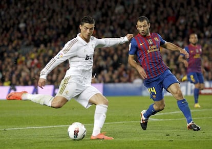 Liga. Barcelona, 1 - Real Madrid, 2: Cristiano Ronaldo dispara para marcar ante Mascherano.