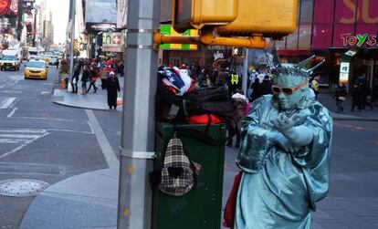 Homem vestido de Estátua da Liberdade na Times Square, em Nova York.