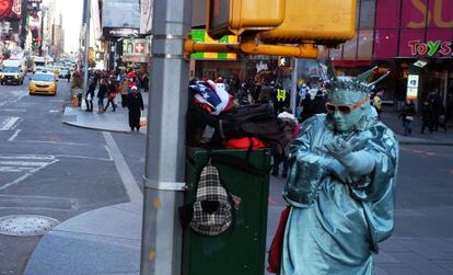 Homem vestido de Est&aacute;tua da Liberdade na Times Square, em Nova York.