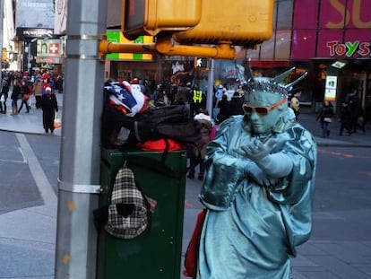 Homem vestido de Est&aacute;tua da Liberdade na Times Square, em Nova York.