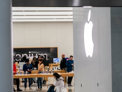 Personas utilizan productos Apple en una de las tiendas de la marca en Nueva York.